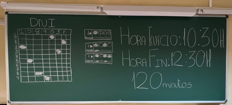 DNI y Hoja de respuestas en la pizarra del Aula