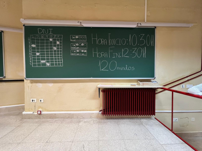 DNI y Hoja de respuestas en la pizarra del Aula