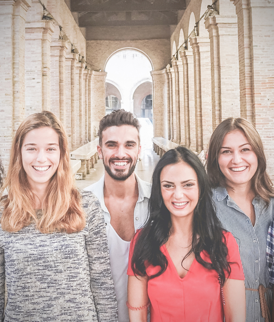 Foto de nueve estudiantes sonrientes