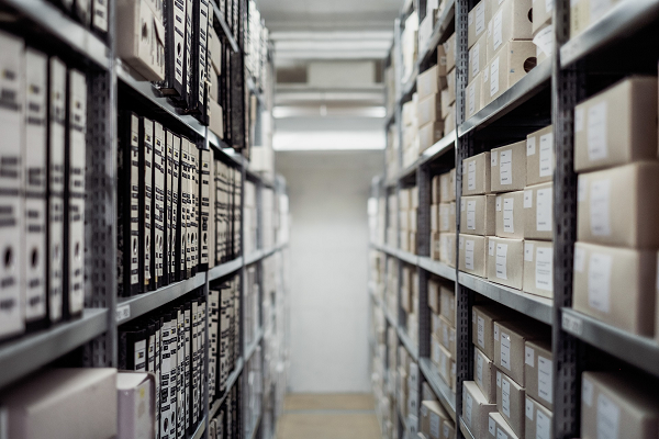 estanterías con archivos