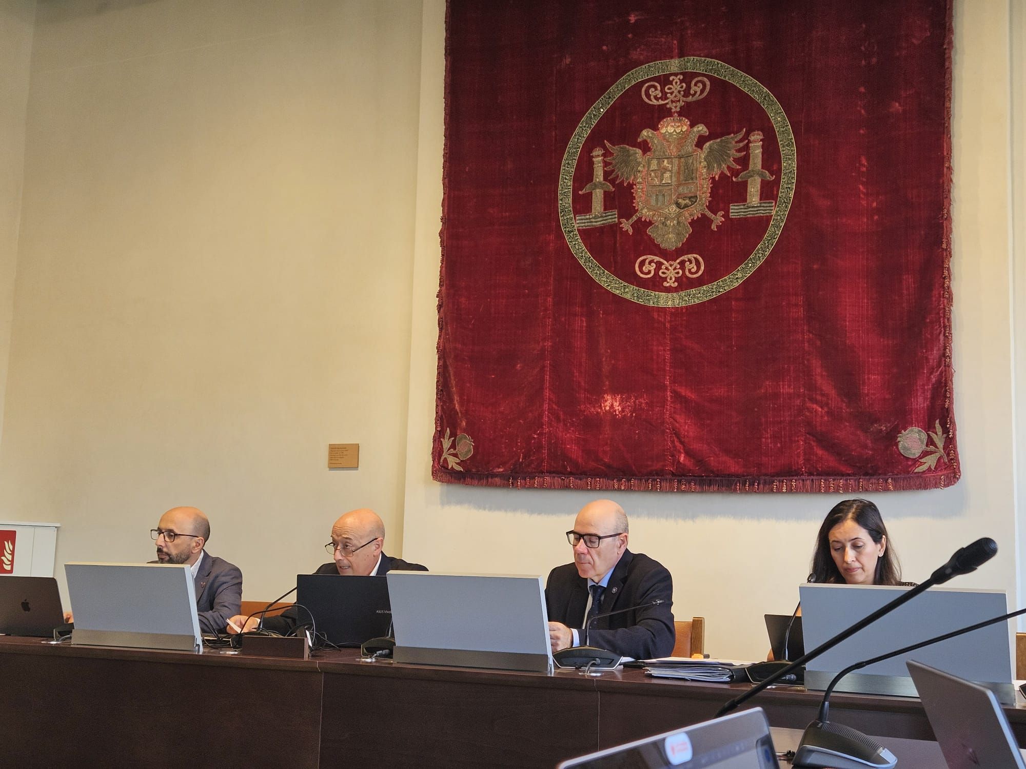 Consejo de Gobierno Fotografiía Vicerrector de OA, Gerente, Rector, Secretaria General