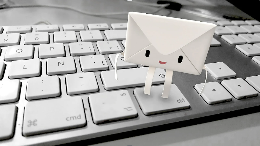 teclado con sobre de correo
