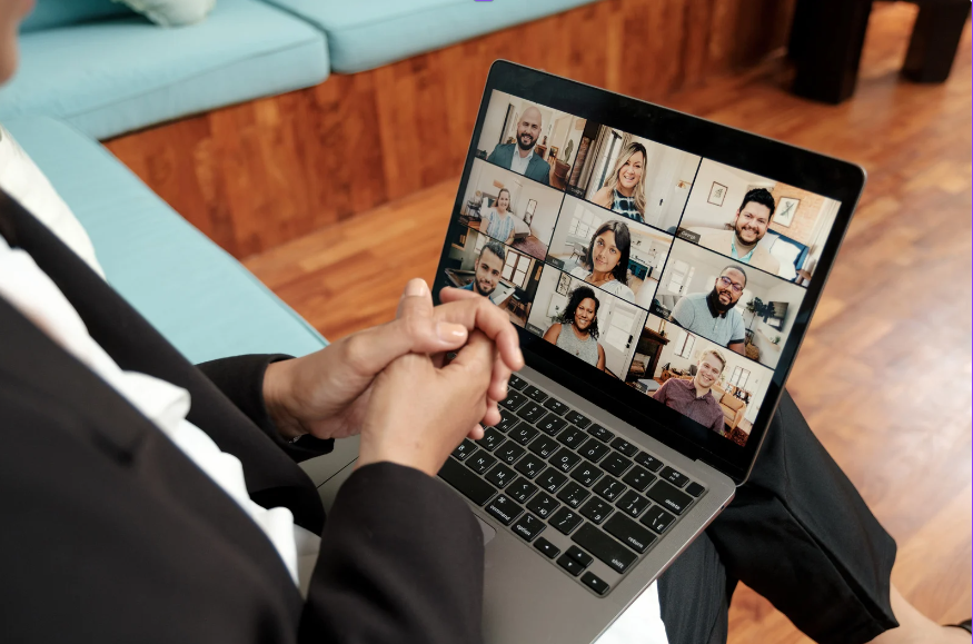 ordenador con personas en videoconferencia