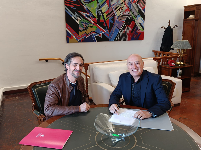 Firma del acuerdo Fotografía de Miguel Ángel Guardia y de Miguel Ángel Gámez