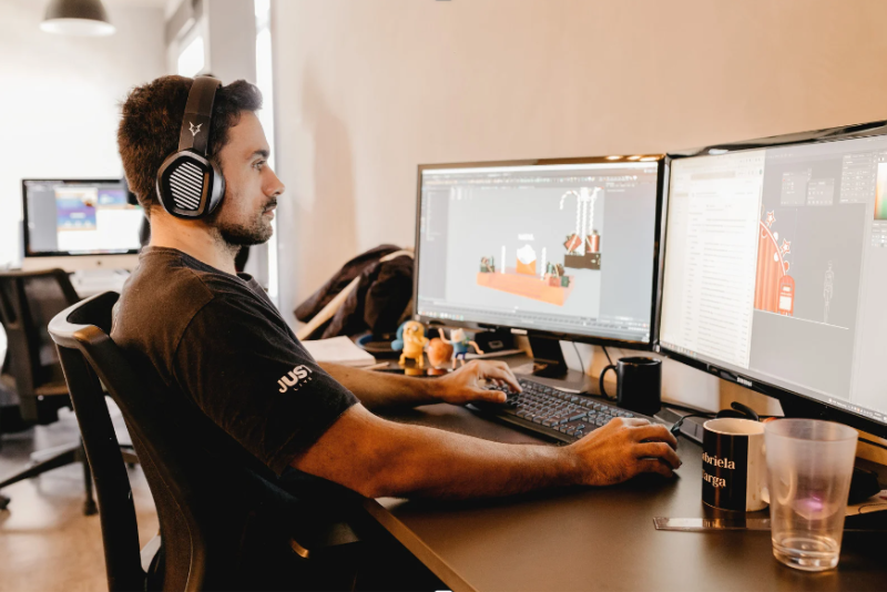 hombre teletrabajando